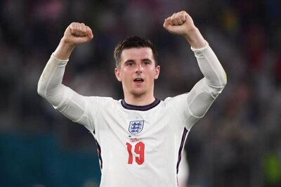 Mason Mount Wins Heart With Sweet Gesture England Star Hands Jersey to Little Fan in the Stands After Euro 2020 Win | Watch Video