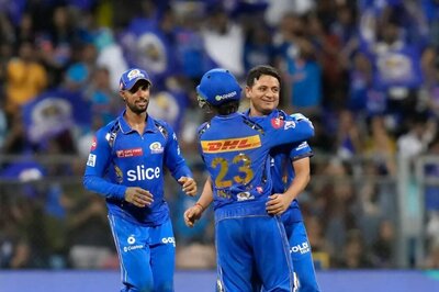 MI's 35-Year-Old Piyush Chawla Scalps Travis Head and Heinrich Klaasen in Back-to-Back Overs to Run Riot Over SRH - WATCH