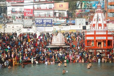 Karachi Temple Priest Comes to India to Immerse Ashes of 160 Pakistani Hindus