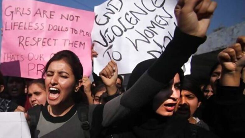 Delhi gangrape victim gets strength from meeting friend