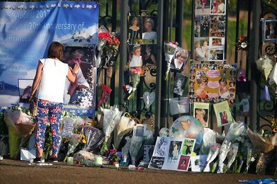 Fans Gather at Dawn to Remember Diana 20 Years After Her Death