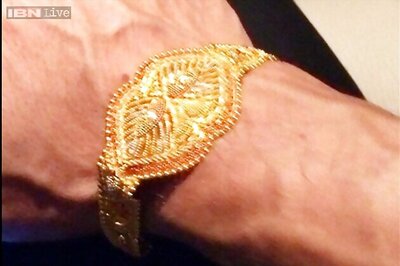 Shah Rukh Khan celebrates Raksha Bandhan with West Bengal CM Mamata Banerjee, tweets a photo of his rakhi