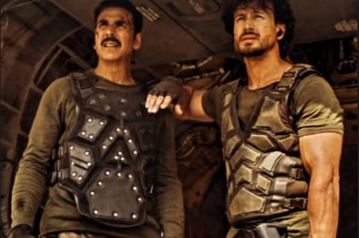 Tiger Shroff Shares BTS Pic With Akshay Kumar From Bade Miyan Chote Miyan Sets; Calls It 'Khiladi And Baaghi'