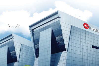 Jio Institute Welcomes First Batch, Foreign Nationals too Join to Study in India