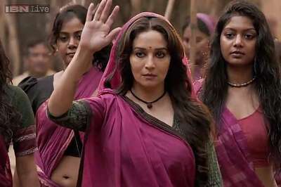 Gulaab Gang: Madhuri, Juhi indulge in a war of supremacy in the title track