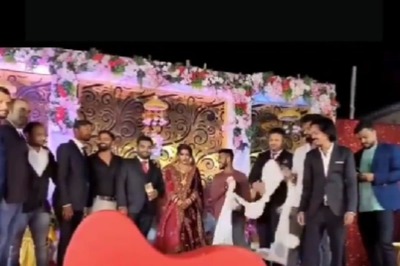 Desi Couple Gets Kama Sutra Sofa as Gift From 'The Boys' on Stage, Internet Calls it 'Disgusting'