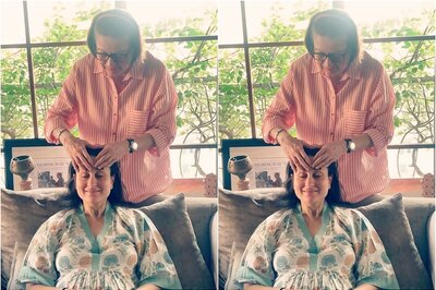 Kareena Kapoor Khan Gets a Relaxing Head Massage by Mother Babita Kapoor