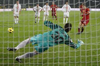 Juventus held by Roma, Fiorentina win