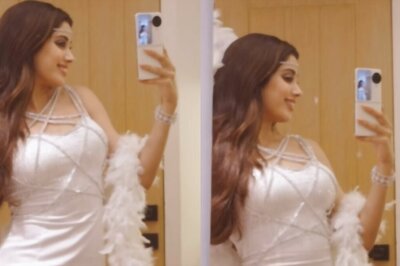 Sexy! Janhvi Slips Into White Dress, Channels Zeenat Aman in Hot Video; Latter Has a Sassy Reply