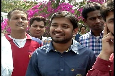Slipper Hurled at JNUSU President Kanhaiya Kumar in Nagpur