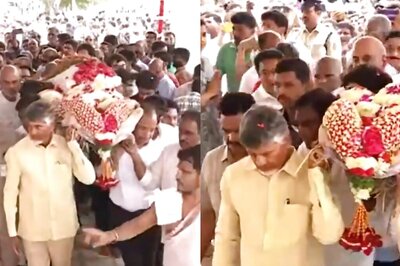 N Chandrababu Naidu Carries Ramoji Rao's Mortal Remains on His Shoulder at Funeral, Video Goes Viral