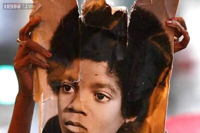 Michael Jackson's doctor must pay grieving fans 1 euro: French judge