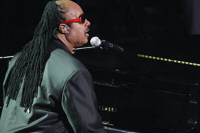 Photogallery: Celebs sing, cry for Michael Jackson