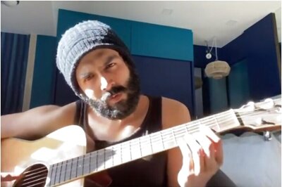Kartik Aaryan's Guitar Skills Leave Netizens in Splits, Watch Video