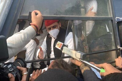 Akhilesh Yadav Detained on His Way to Kannauj for Participating in Kisan Pad Yatra, Violating Sec 144