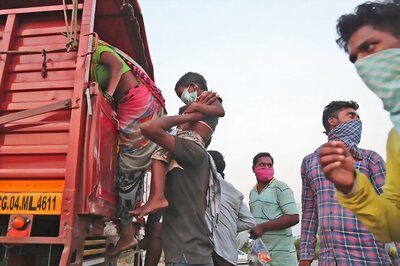 2 Migrants Killed, 20 Injured as Vehicle Carrying Them Overturns on Agra-Lucknow Expressway in UP