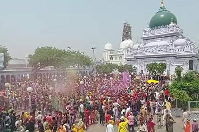 A Unique Holi in This UP Dargah Amid Flowers, Gulal and Chants of 'Ya Waris'
