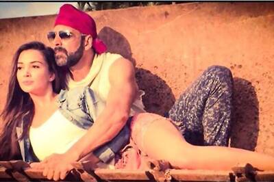 Akshay Kumar cosies up with Amy Jackson in the first still of ‘Singh is Bliing’