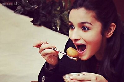Snapshot: Alia Bhatt tries rasgulla in Kolkata, takes rickshaw ride