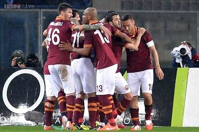 Roma brush Milan aside to keep title hopes alive