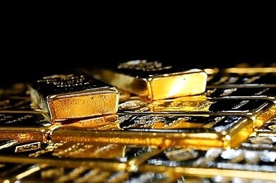 Gold rises above $1,900 an ounce as weaker dollar boosts demand