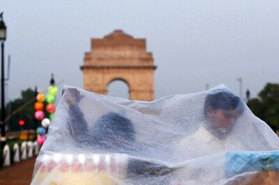 Light Rain in Delhi, Air Quality 'Moderate'; Temperatures Down to 15 Degrees