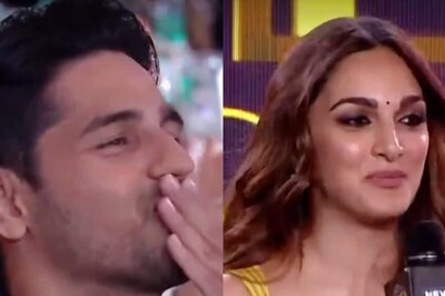 News18 Showsha Reel Awards: Kiara Advani Blushes as Sidharth Malhotra Blows Kisses; Video Goes Viral