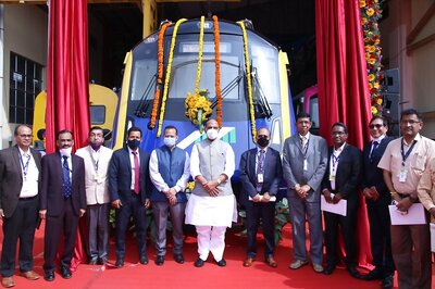 Defence Minister Unveils India's First Indigenously Developed Driverless Metro Car in Bengaluru