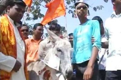 Saffron brigade, cops play spoilsport on V-Day