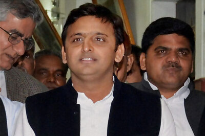 Akhilesh Yadav meets the Governor ahead of budget session