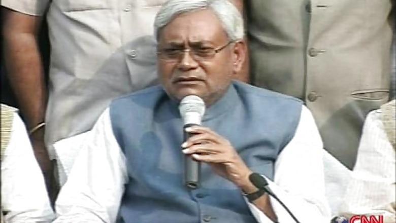 Man seen waving sleeper at Nitish Kumar