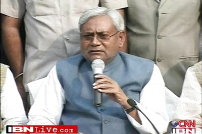 Man seen waving sleeper at Nitish Kumar