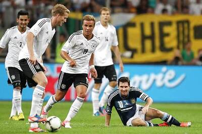 Messi rusty but Argentina win, Dutch stunned