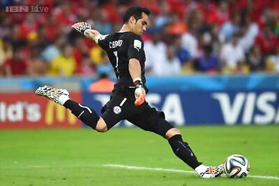Barcelona sign Chile goalkeeper Claudio Bravo