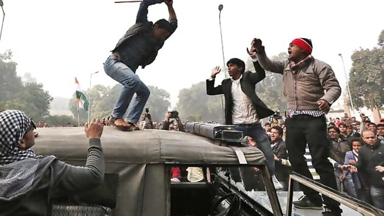 Delhi gangrape: Mediapersons injured in protests
