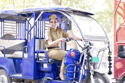 Single Mother Drives E-rickshaw in Noida With Baby Strapped to Her Chest