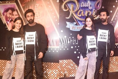 Ranbir Kapoor Turns Alia Bhatt's Biggest Cheerleader at Rocky Aur Rani Kii Prem Kahaani Premiere; Watch