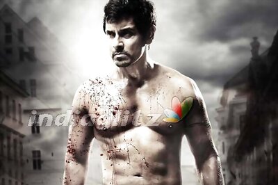 Thaandavam: Vikram flaunts six pack abs