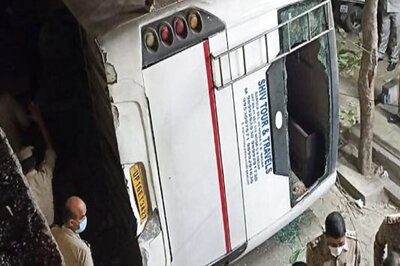 One Dead, Several Feared Injured as Bus Falls Off Flyover in UP's Ghaziabad