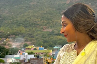 Aishwarya Rajinikanth Visits Annamalaiyar Temple After Wrapping Lal Salaam's Shoot