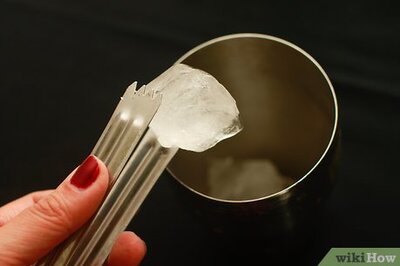 How to Make an Electric Lemonade Cocktail