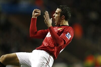 Van Persie winner turns Manchester derby in United favour