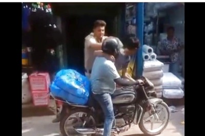On Cam | Delhi Police Constable Catches Thief Trying To Steal Biker's Wallet, Netizens React