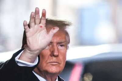 Ketchup Stains or Snow Blisters? 'Red Marks' on Trump's Hand Spark Internet Frenzy, Conspiracy Theories
