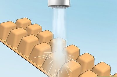 How to Remove Ice Cubes From a Tray