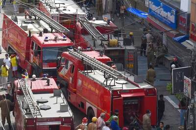 Fire Engulfs Shanties in Mumbai's Sewri Area; Fireman Hurt
