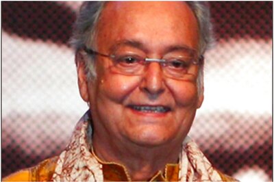 Soumitra Chatterjee's Daughter Poulomi Basu Conducts Prayer Service in His Memory