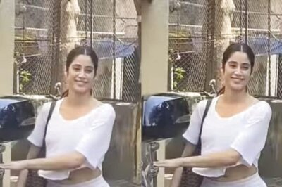 Janhvi Kapoor Looks Cute in White Crop Top, Shorts as She Waves at the Paparazzi, Watch
