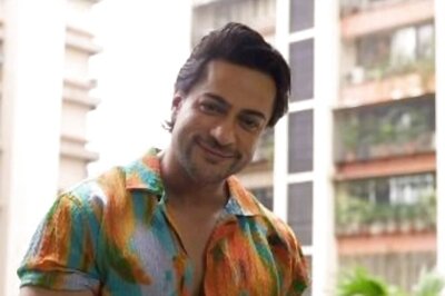 Shalin Bhanot Distributes Raincoats And Umbrellas To Kids, Fans Call Him 'King'