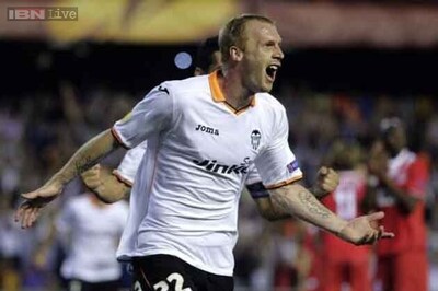 Barcelona to sign defender Jeremy Mathieu from Valencia